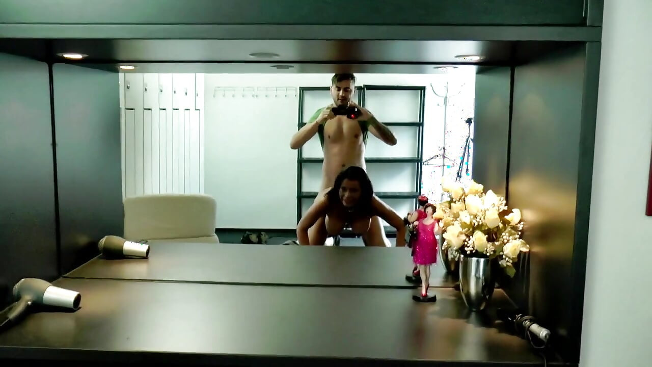 Milfka s velkými prsy si užívá pov sperma na kozy