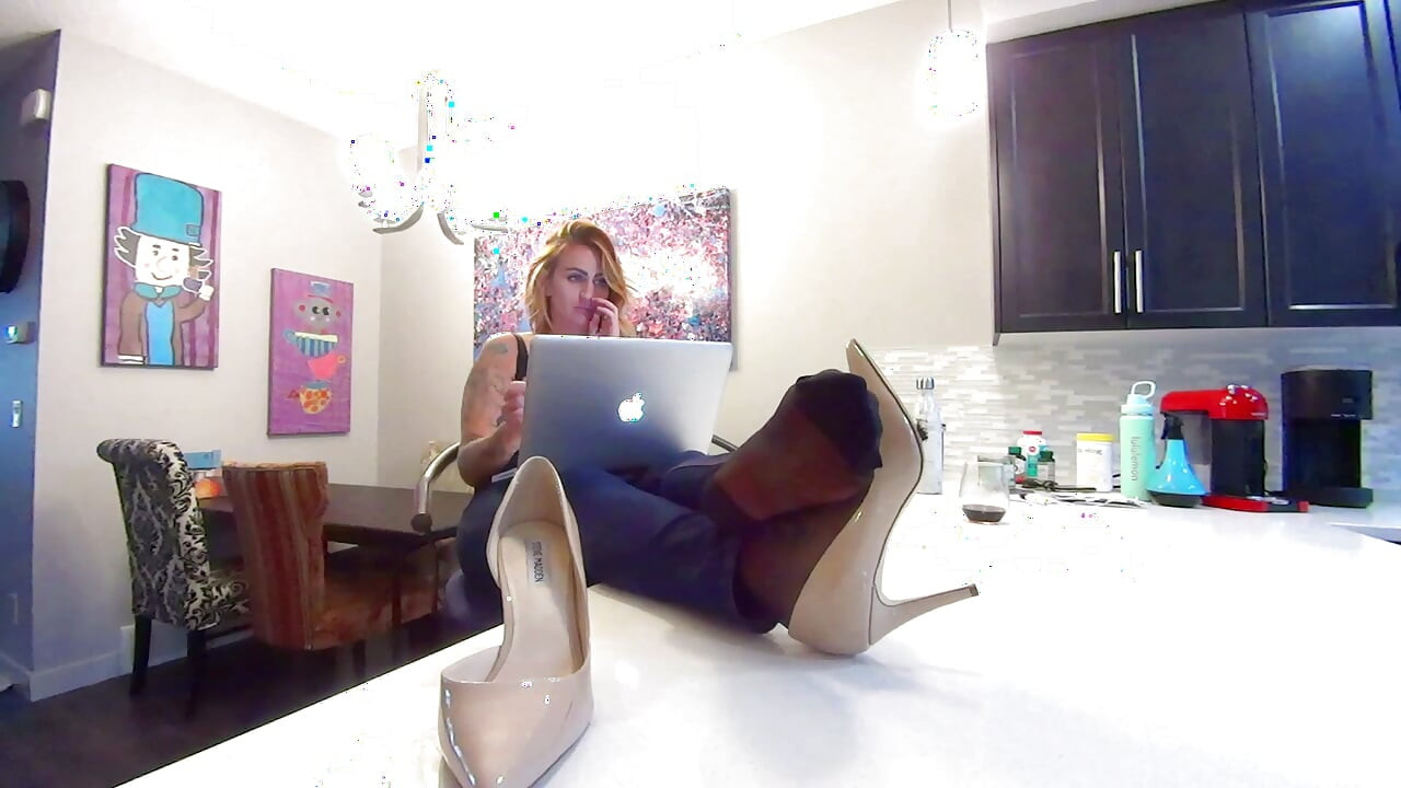 La mejor secretaria del mundo: trabajando en mi computadora portátil mientras adora mis suelas arrugadas