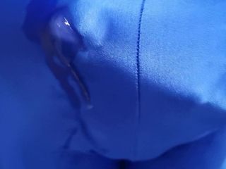 Blaue glänzende Lycra-Shorts ... voller Sperma .. Schwanz-Masturbation