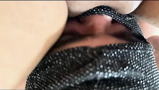 Азиатская жена играет со своим мужем