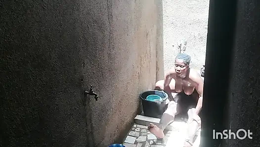 Die ehefrau meiner besten freundin rief mich in der dusche an, während sie ihre privaten teile wäscht. Ich konnte der Versuchung nicht widerstehen.