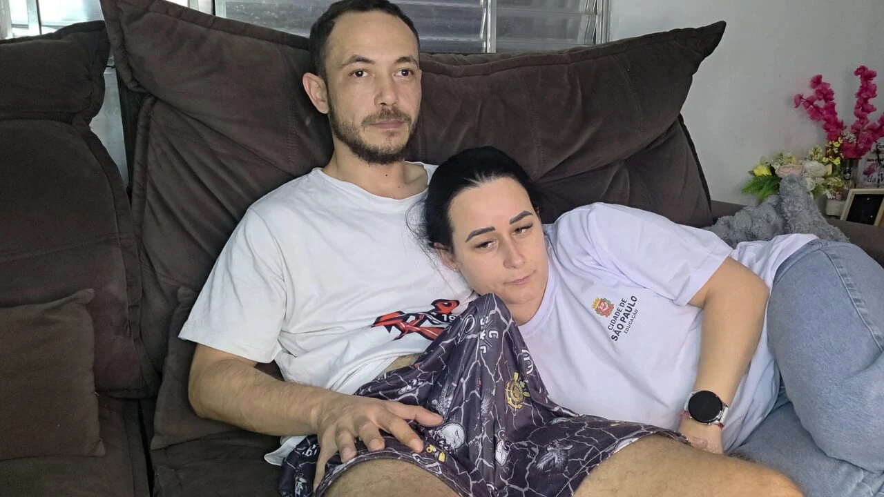 继妹从学校回家...并在巴西比赛中分散我的注意力