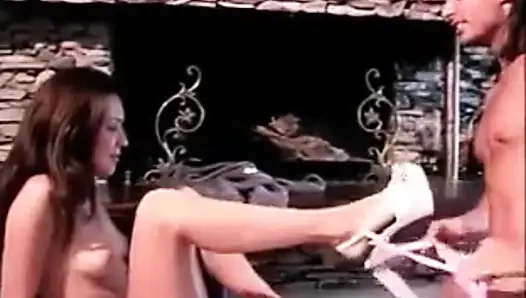 Büyük yarak bu mükemmel küçük esmerin amını ve göt deliğini genişletiyor
