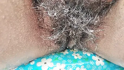 Hintli orta yaşlı seksi kadın banyo yaparken harika büyük göğüslerini ve amını gösteriyor