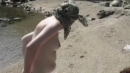 Seks threesome lesbian di pantai