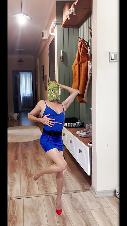 My very short stepmother's Christmas dress is very sexy.