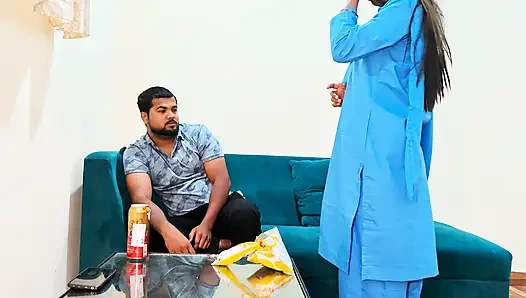 Hintli ev sahibi hizmetçiyle sert seks yapıyor ve amını içiyor Hintçe video