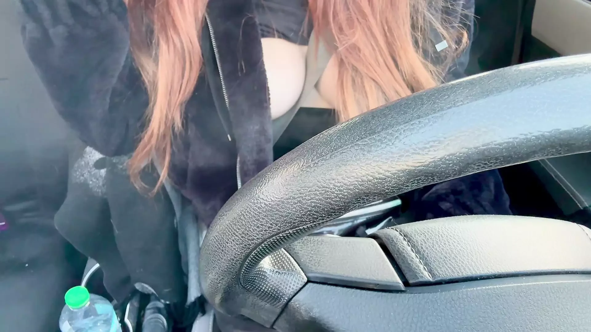 アルテミシアと一緒に一人で車に乗るのは、運転して彼女の大きなおっぱいを見せるのが大好きです - 長い髪のフェチ