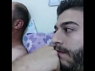 2 amigos turcos heterosexuales se ponen cachondos y se hacen una paja con el periscopio