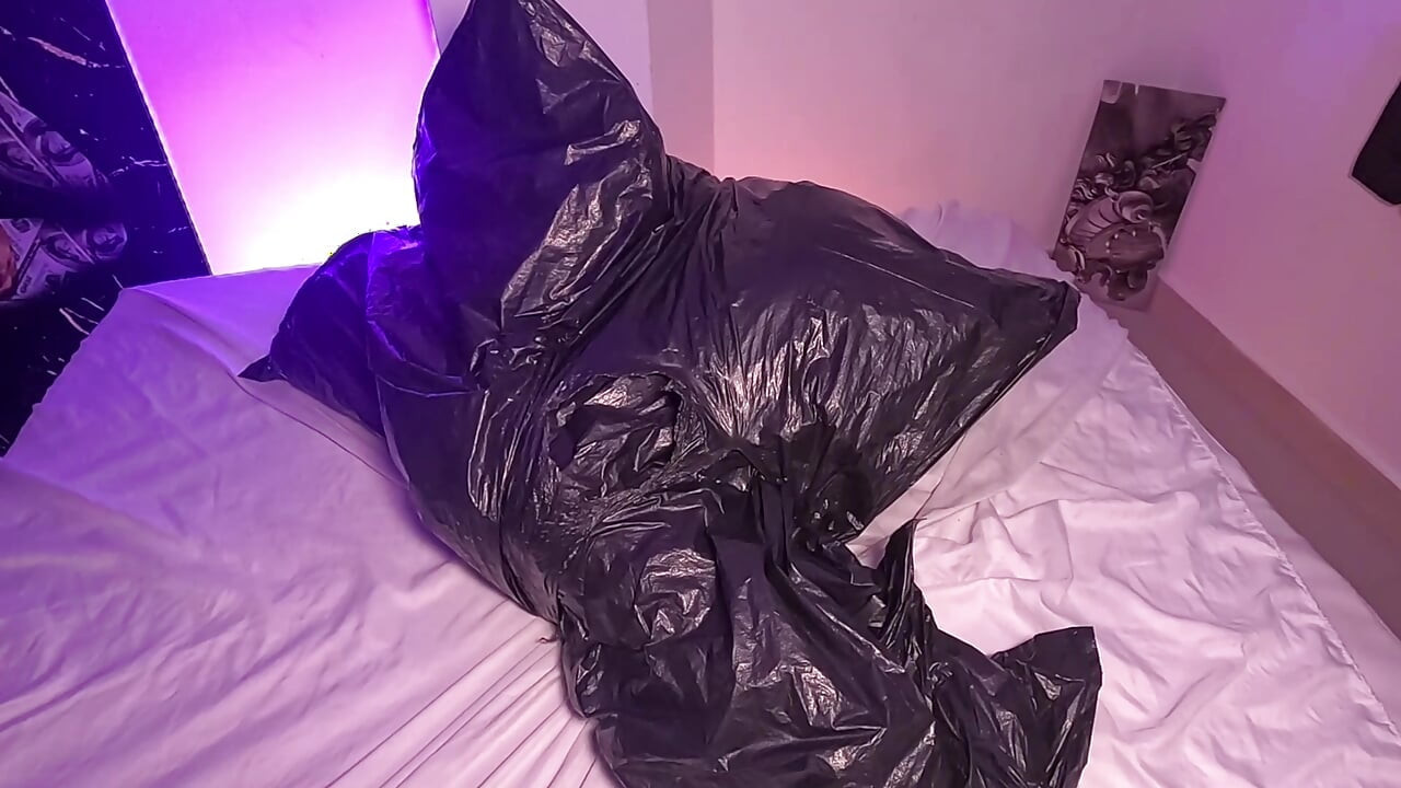 Devojka u kesi za đubre se igra svojim dahom