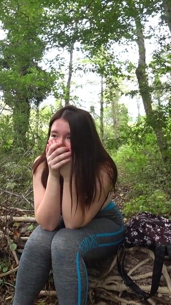 Ohromující okamžik z "VŠICHNI SE DÍVAJÍ! NAUČNÉ KRÁSNÉ VIDEO JSEM ZKOUŠEL a byli jsme přistiženi v lese!)"