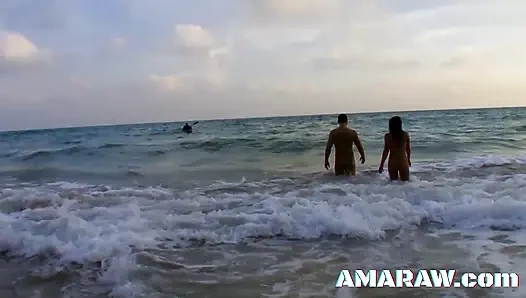 Cewek rambut cokelat bertato dengan bikini dolce elektra dientot sambil bugil di pantai