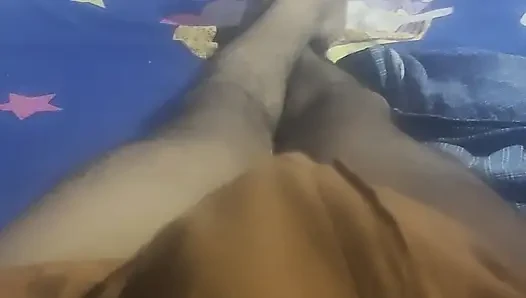 Adik tiriku lagi asik goyangin kontolku sampai aku crot di tangannya