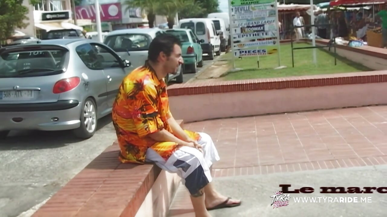 Pemotretan film bugil cewek rambut pirang di dalam mobil sama kru di pantai