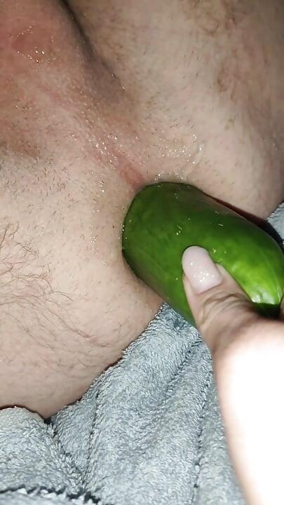همسرم با یه خیار گنده داره کونم رو می کنه