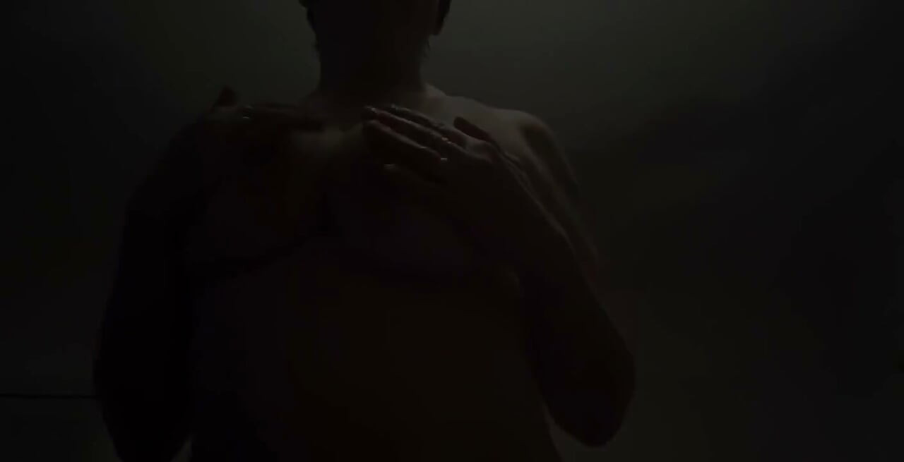 Smyslný malý klip, na které si sundám podprsenku Oh tak pomalu s Bowieho backing trackem
