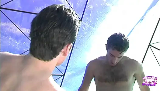 Vücutlu sarışın iki adamla çifte penetrasyon için