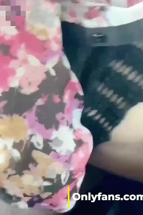Wife Pays Taxi with a Blowjob. Taxi Driver Ejaculates in the Mouth While the Husband Watches. Wife Flash and Seduce in a Taxi