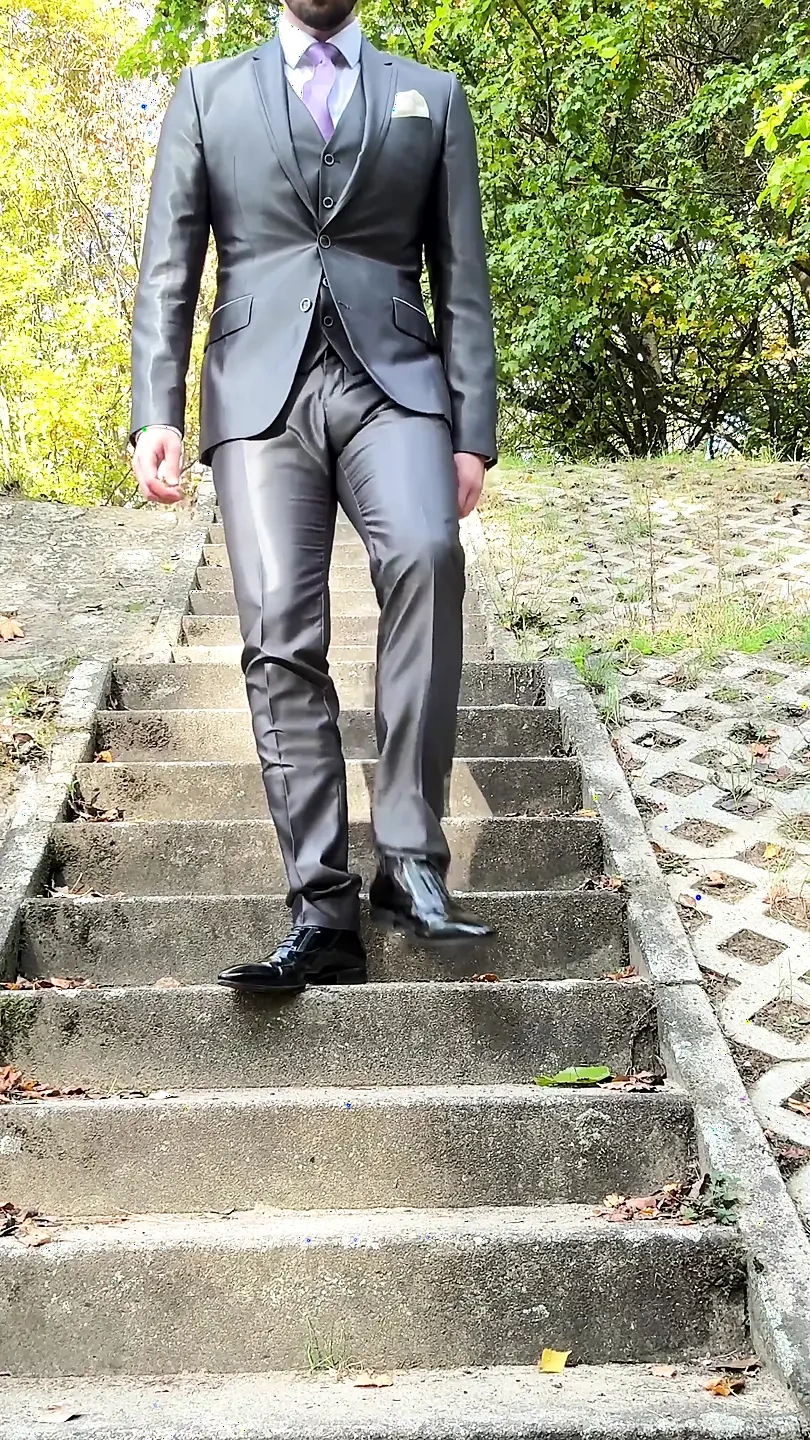 穿着闪亮西装的公共户外手淫