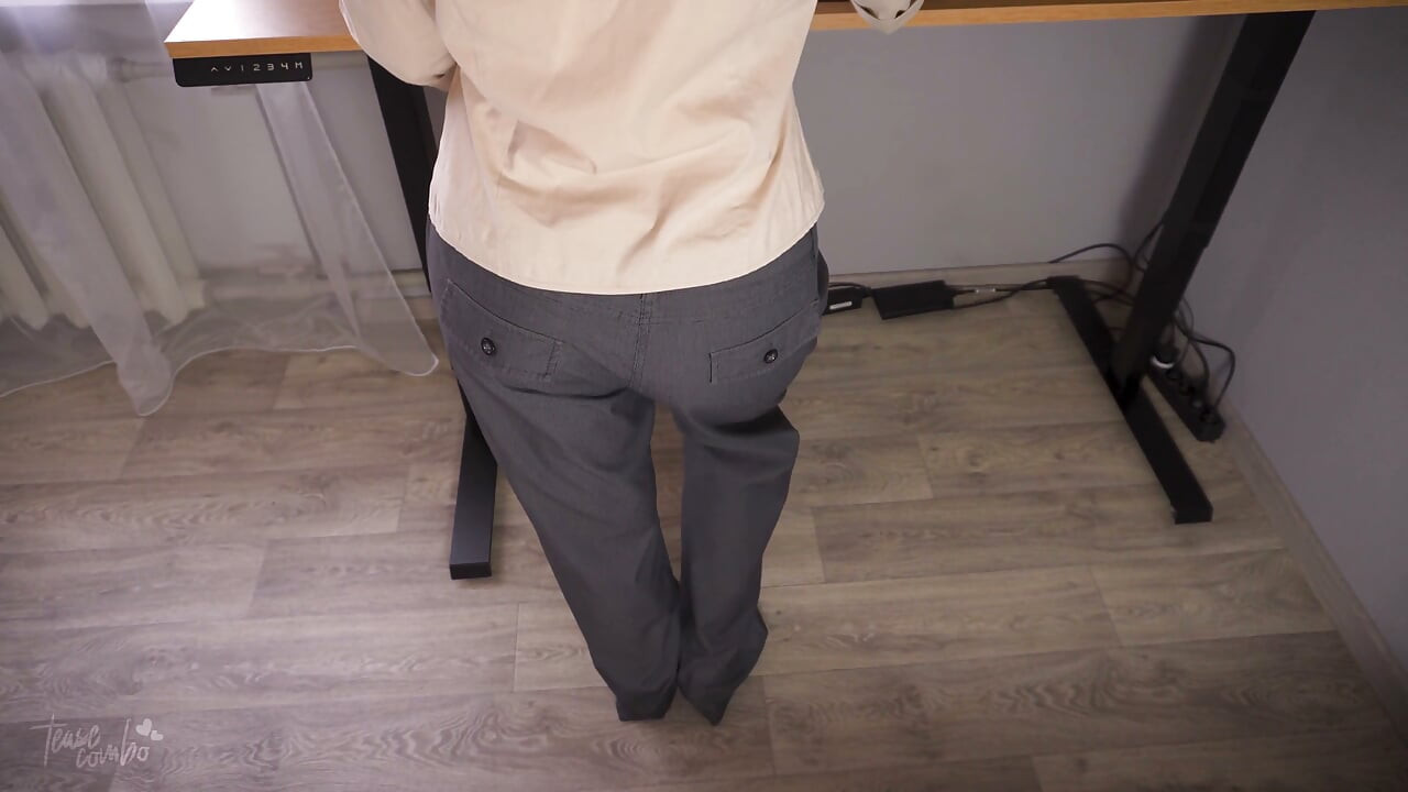 Collègues, une culotte tombe au travail, catastrophe