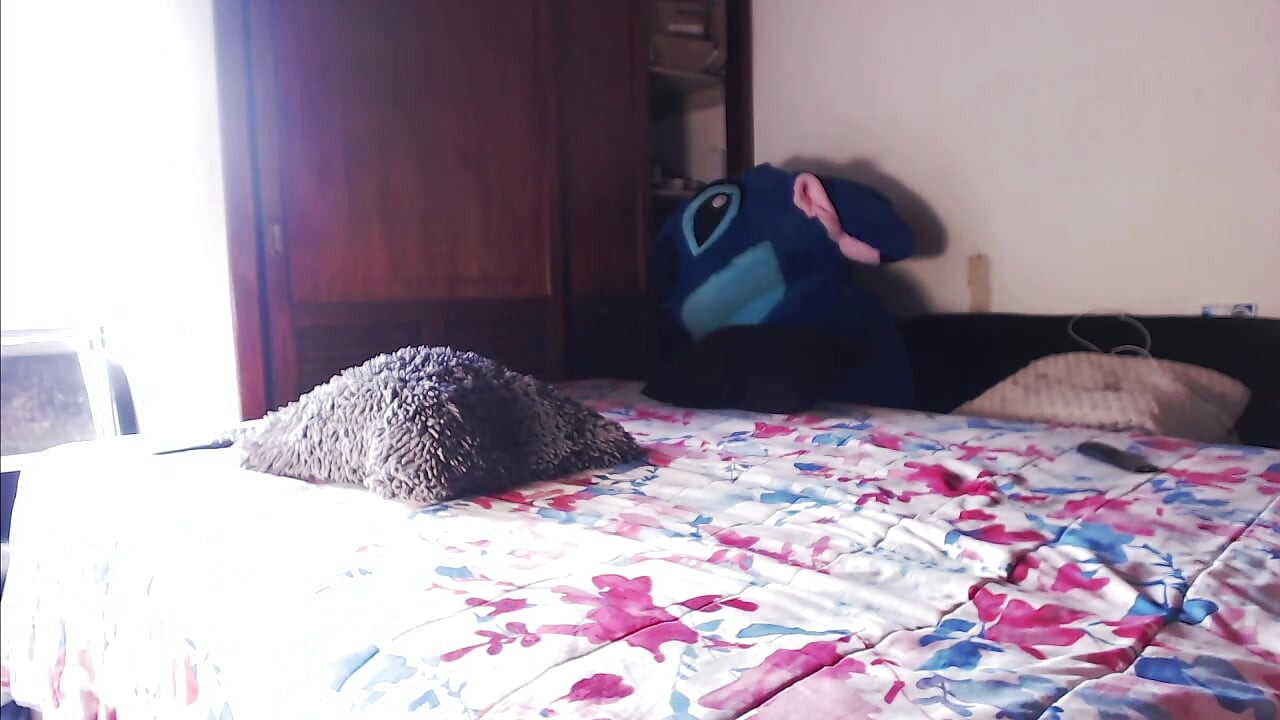 Pria dengan lenseria telanjang dan menunjukkan penis femboyre-nya di lenseria telanjang dan menunjukkan penis femboy-nya