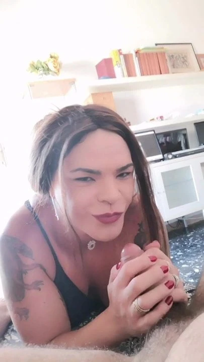 Transex Giovanna Garbi Love делает минет