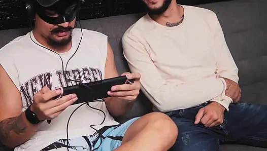 Трахаю сводную сестренку моего лучшего друга, пока он играет на Switch 2