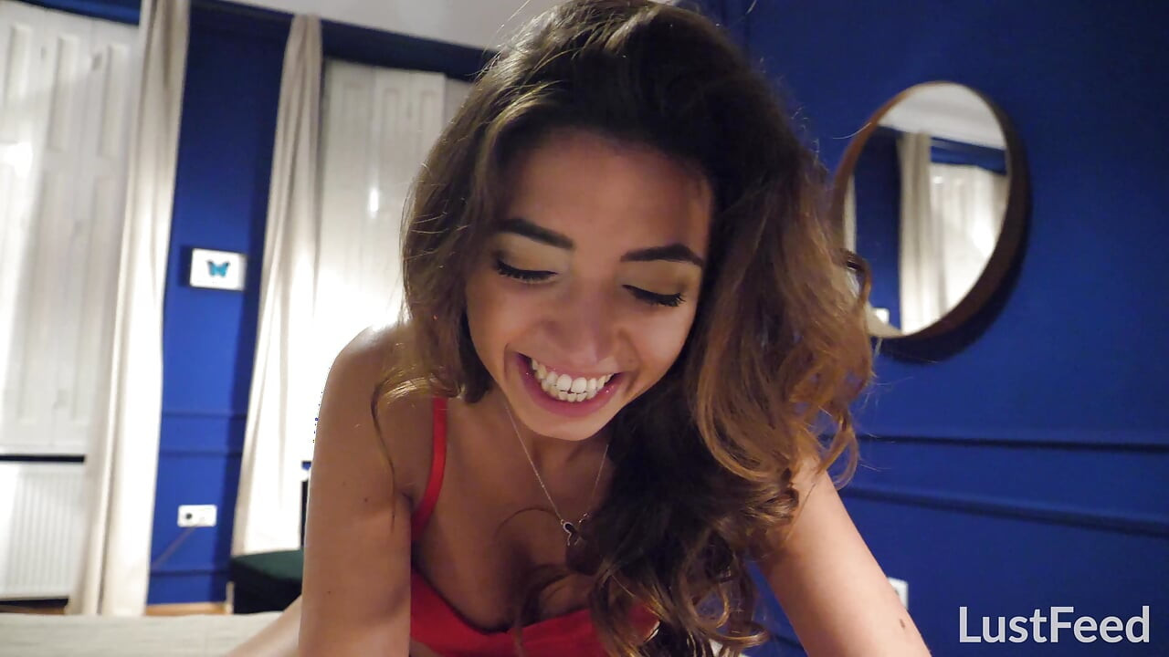 Tiny latina girlfriend fucks in bed - Frida Sante
