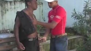Un uomo di colore in uniforme si fa succhiare il cazzo