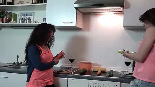 Лесбийские крошки из Франции играют с большими игрушками