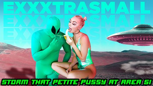 Exxxtrasmall - urocza nastolatka bawi się penisem area51