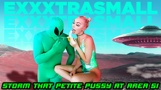 Exxxtrasmall - linda adolescente juega con la polla de area51