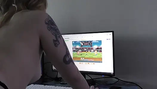 Çıplak komşum evde bilgisayarımda futbol oynuyor