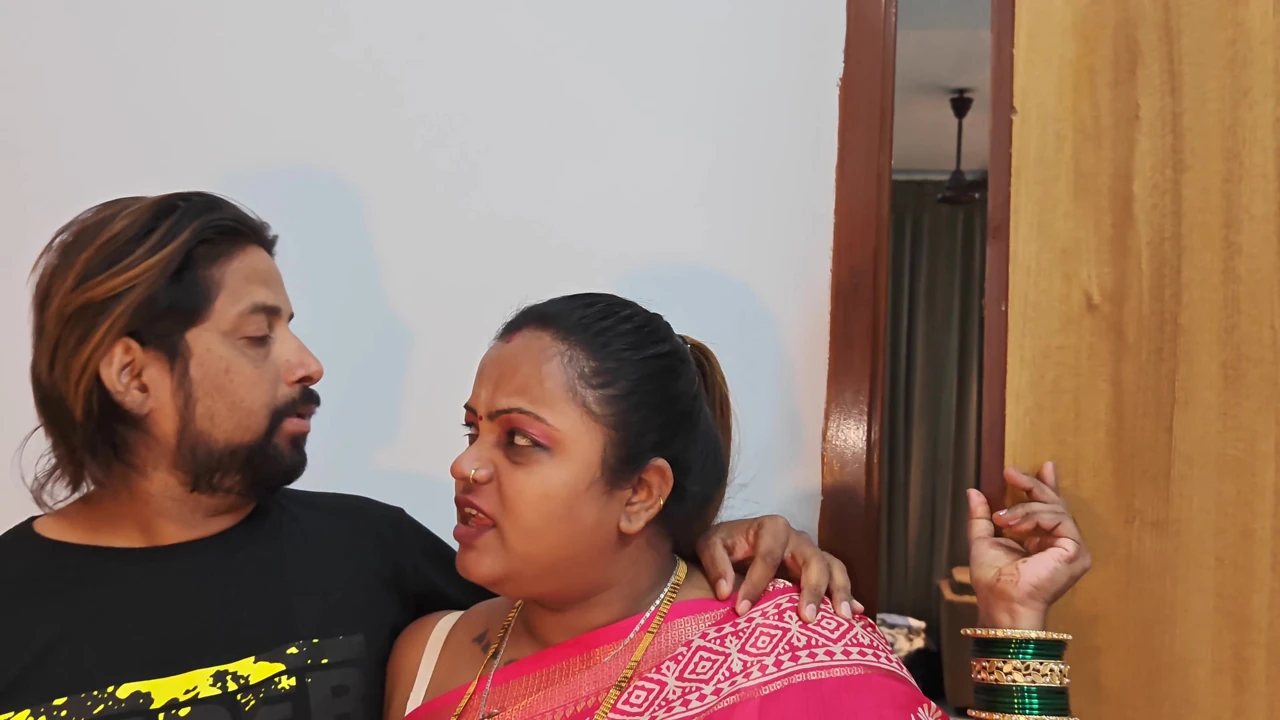 Hintli kadın üvey kayınbiraderi ile otelde seks yapıyor. Indian Video