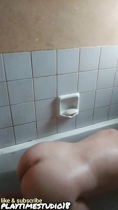 Vrući frajer se igra s kurcem i guzicom u kadi za tatu, pravi prljavi razgovor za obožavatelje