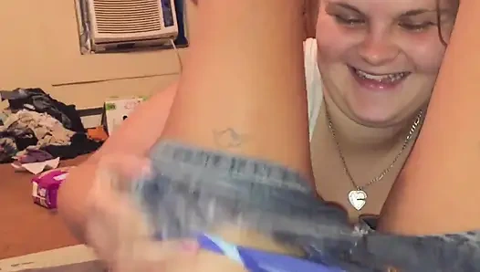 Возбужденная мамочка сосет твердый хуй и глотает каждую каплю спермы