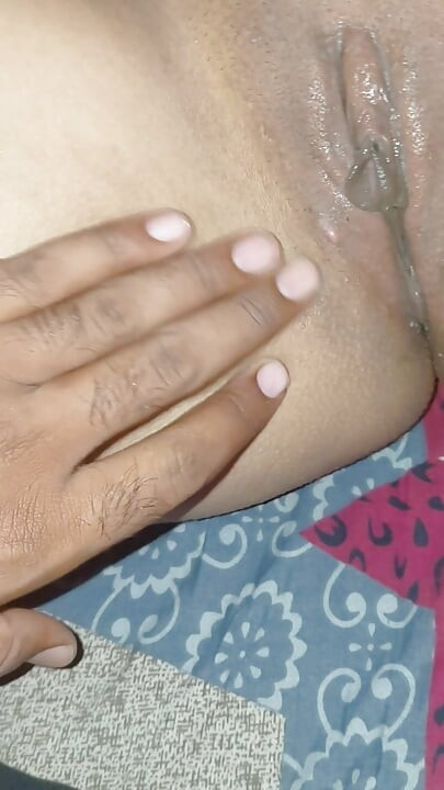The heart was happy to see the bangles of Desi Bhabhi