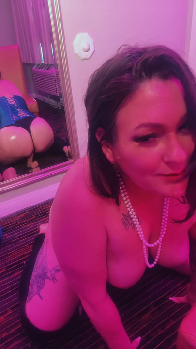 SanDiego8383 تحيز نفسها أمام رجل قابلته للتو خارج الكاميرا في هذا الإغراء والإنكار | مقطع 1