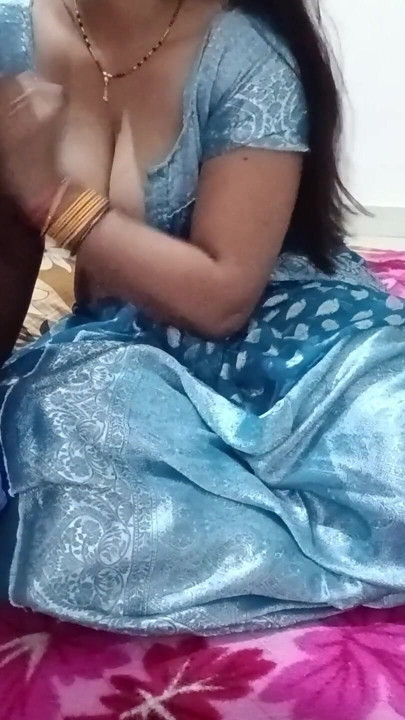 Hot Desi Bhabhi Ko Sexy Baateke Kar Ke Sex | Clip 1