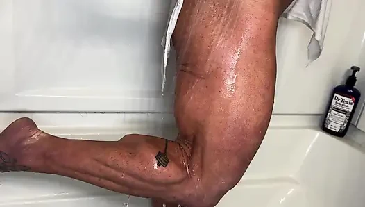 Fantasi lenjat mandi: kandy flexes dan merobek tank top-nya