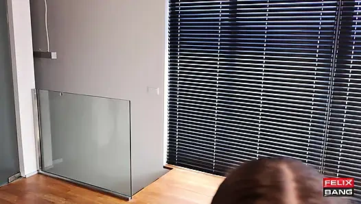 18 yaşındaki üvey kız kardeşim Olivia eski sevgilisi için üzgün! Konfor istiyor ve sert sikiliyor!!