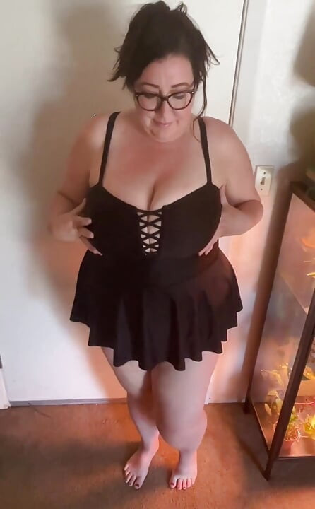 Bbw-babe neemt tieten uit badpak