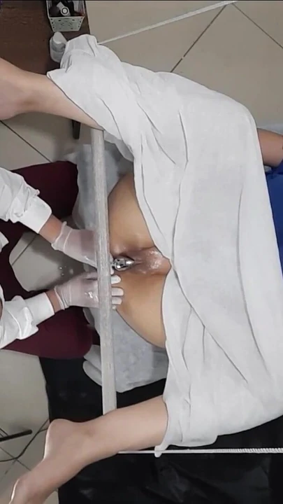 Unvergesslicher moment von "Patientin geht zum frauenarzt, wird aber geil und er kommt in sie."