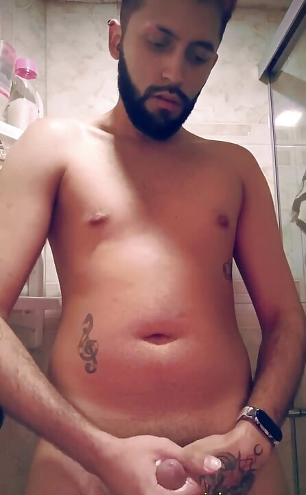 Szarpię się pod prysznicem, aż spuszczę się, a potem idę dalej