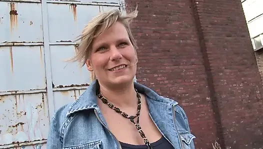 Reife blondine dehnt muschi weit mit tropfendem dildospiel