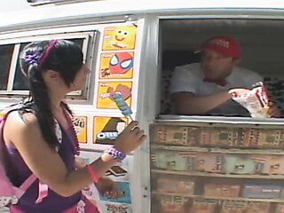Eismaschine verkauft Eis an Teenager im Austausch für Sex # 01