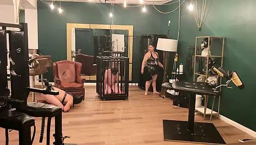 Зияющие анальные нижние растянуты широко пульсирующей игрушкой Dommes