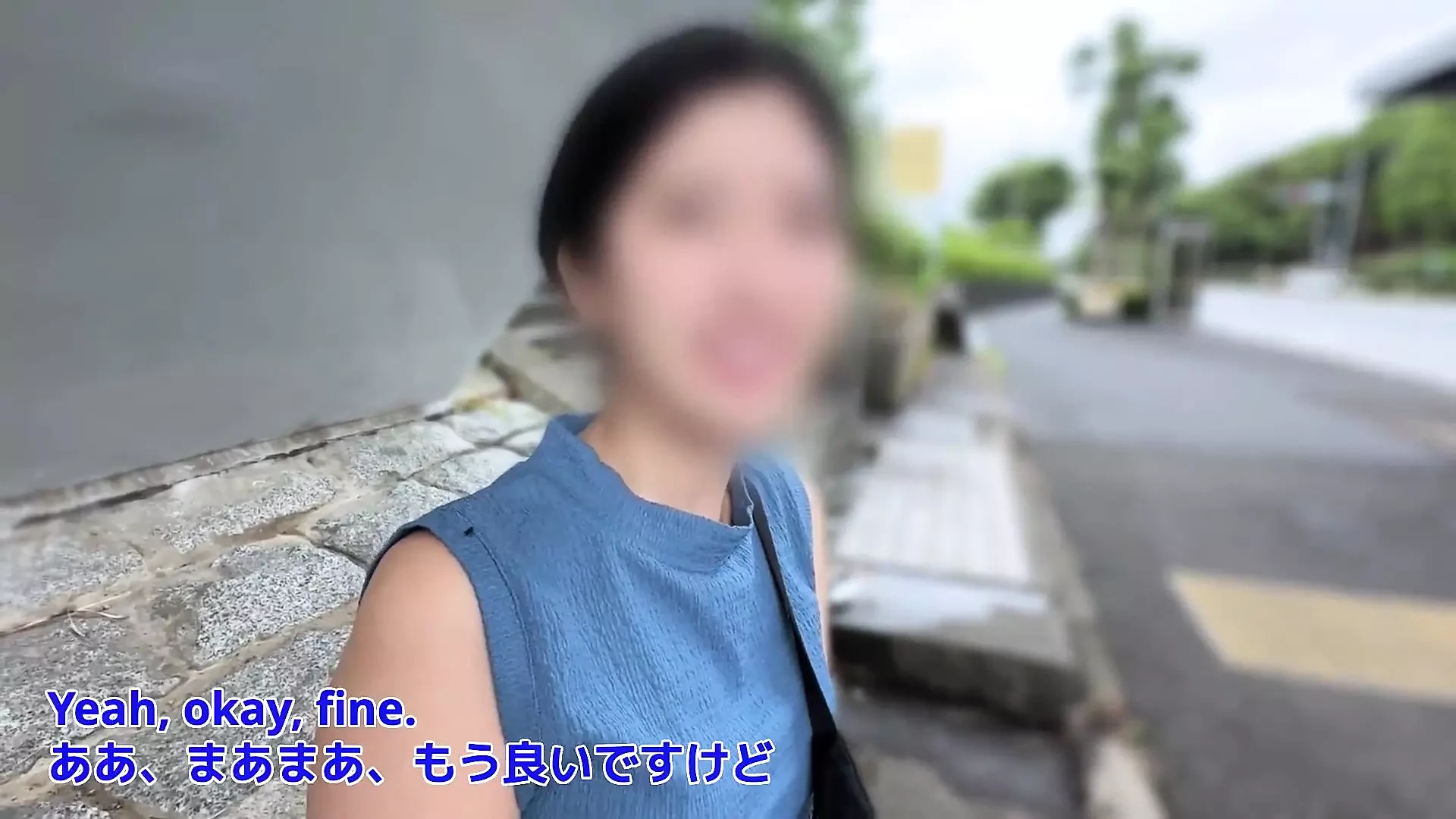 현지 버스 정류장에서 소녀들을 데리러. 질 오르가즘을 느끼는 아름다운 소녀 #372