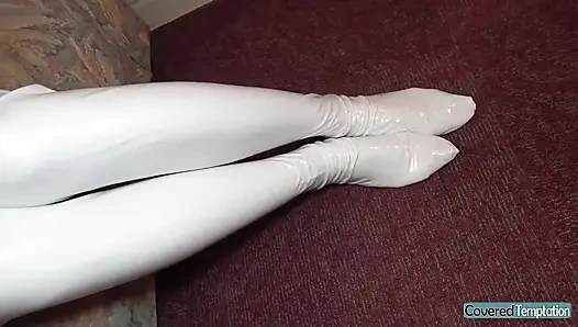 Das glänzende Race Queen Cosplay-Outfit ist perfekt für schlanke Schönheiten mit explosiven Optiken