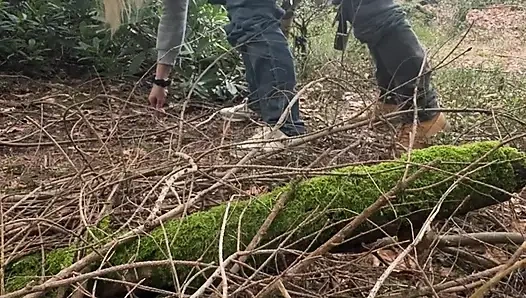Echte amateur-milf-ehefrau im wald.